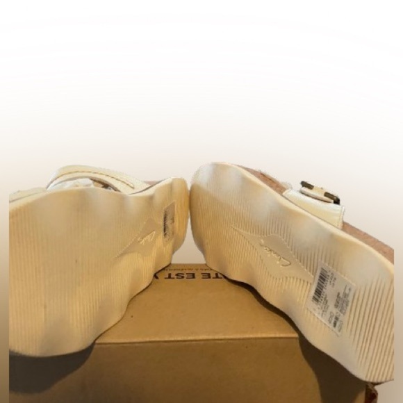 Clark's known for quality and so cute!  Leather, toe post. Brand new!​ - Picture 5 of 9